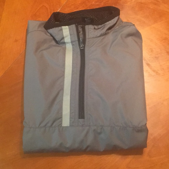 nike windbreaker with pocket in front